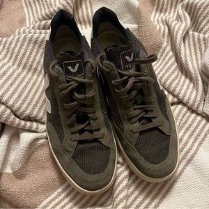 Pre owned Veja Sneakers Size 10